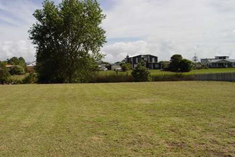 Photo of property in 28 Motukorure Parade, Cooks Beach, Whitianga, 3591