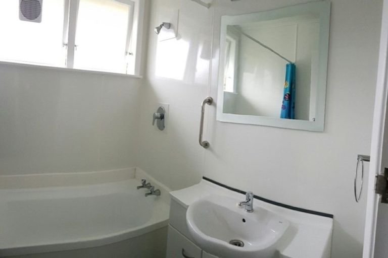 Photo of property in 1/6 Moeraki Road, Maoribank, Upper Hutt, 5018