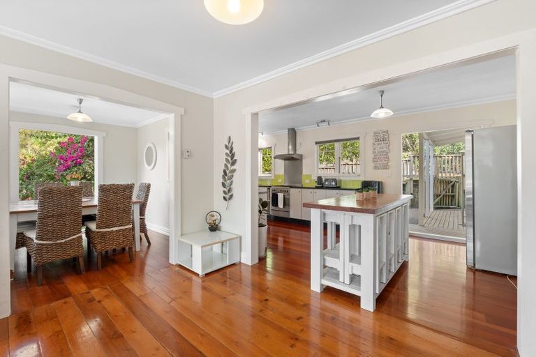 Photo of property in 42 Mountain Road, Henderson Valley, Auckland, 0612