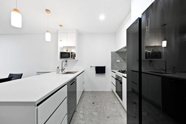 Photo of property in 5/147c Carlisle Road, Northcross, Auckland, 0632