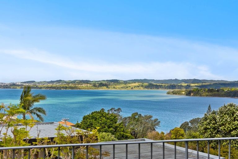 Photo of property in 3 Pounamu Place, Shelly Park, Auckland, 2014