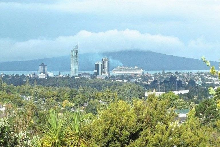 Photo of property in 255 Glenfield Road, Hillcrest, Auckland, 0627