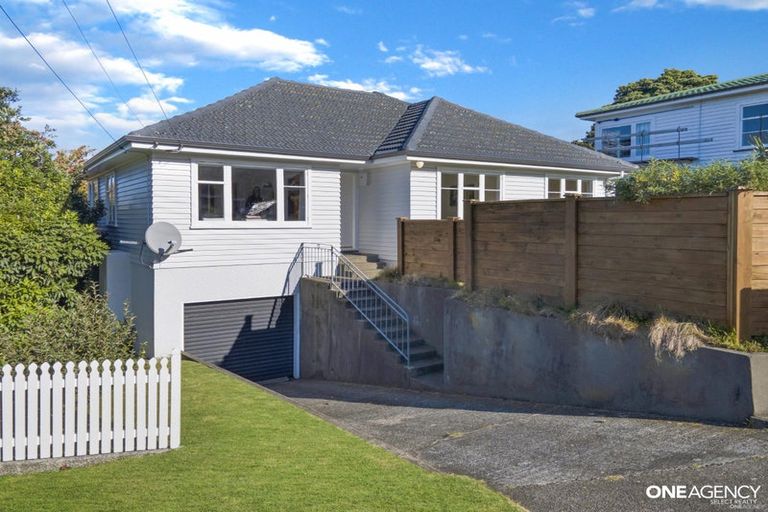 Photo of property in 9 Woodstock Terrace, Tawa, Wellington, 5028