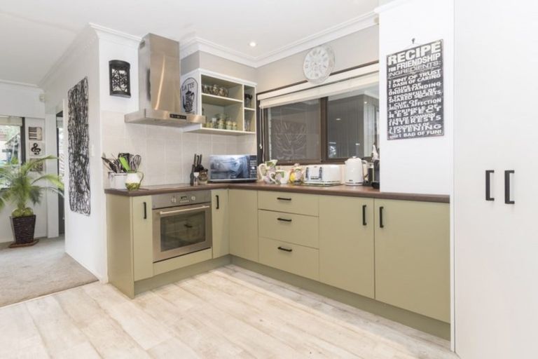 Photo of property in 2 Ruamoana Place, Omokoroa, 3114