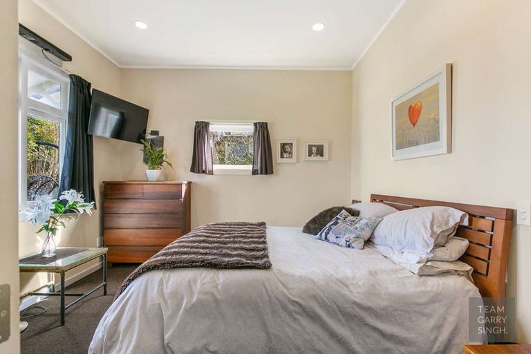 Photo of property in 1 Waiari Road, Conifer Grove, Takanini, 2112