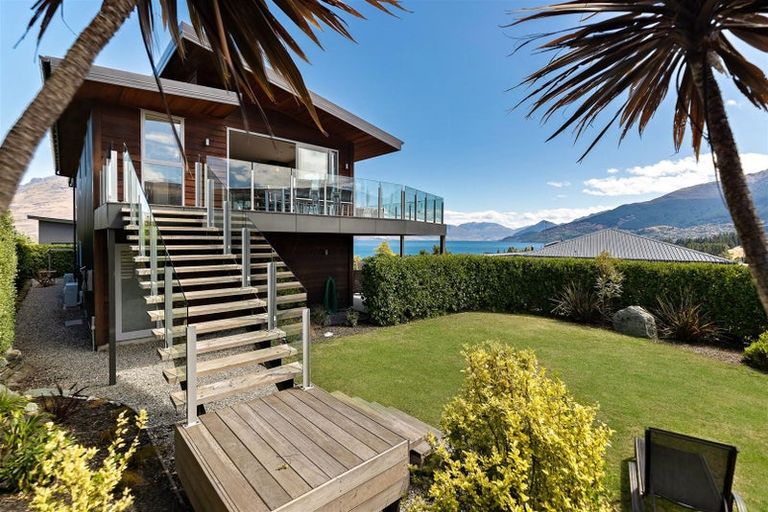 Photo of property in 17 Poplar Drive, Kelvin Heights, Queenstown, 9300