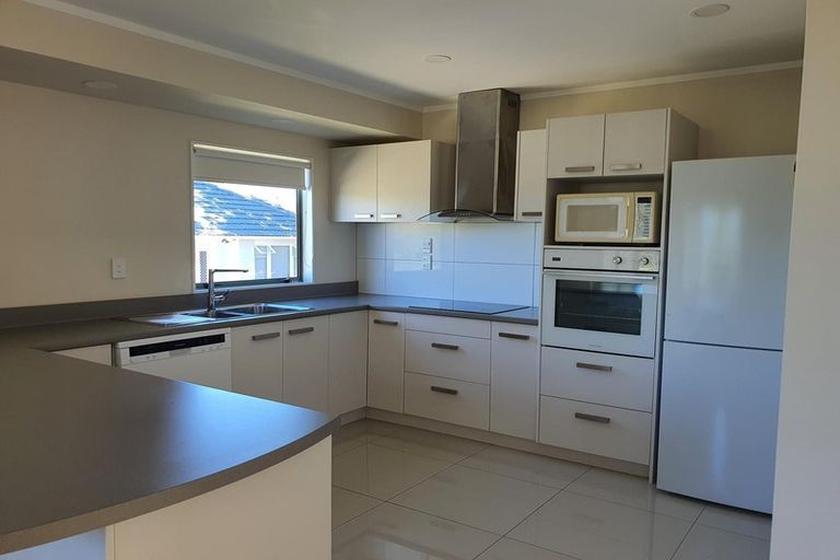 Photo of property in 4a Roberts Road, Matakatia, Whangaparaoa, 0930