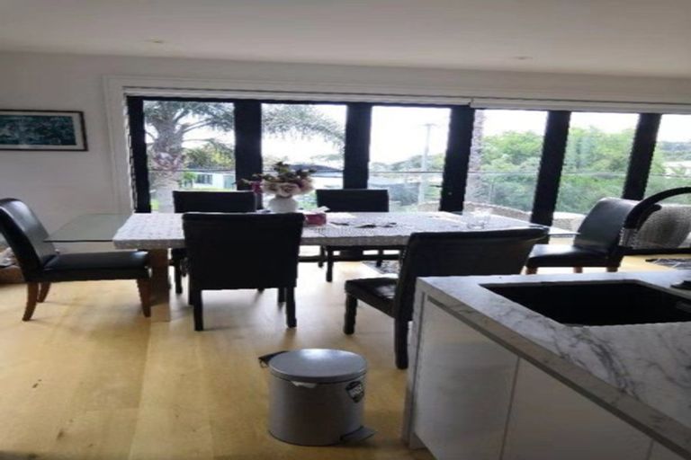 Photo of property in 2/92 Churchill Road, Murrays Bay, Auckland, 0630