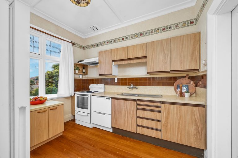 Photo of property in 56 Middleton Road, Kew, Dunedin, 9012