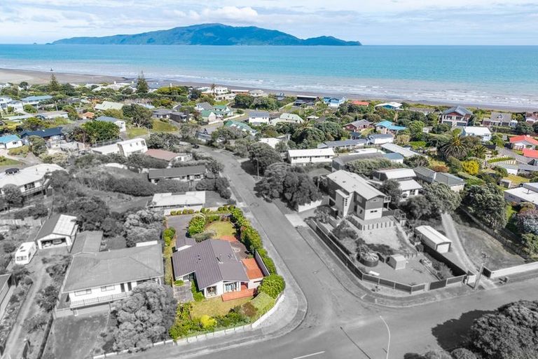 Photo of property in 10 Jane Street, Waikanae Beach, Waikanae, 5036