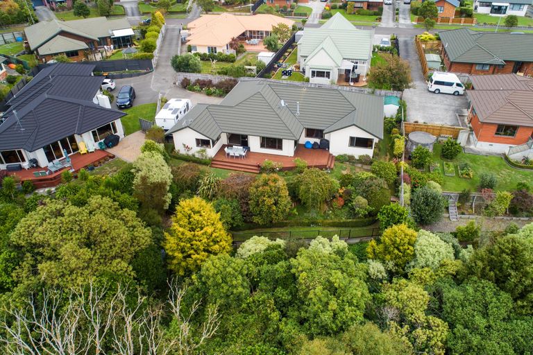 Photo of property in 15 Greenwood Place, Fitzherbert, Palmerston North, 4410