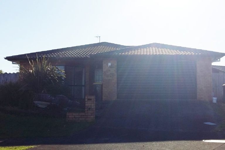 Photo of property in 24 Newbegin Place, Weymouth, Auckland, 2103