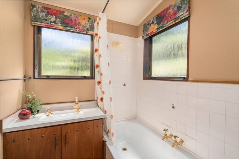 Photo of property in 18 Brunette Drive, Acacia Bay, Taupo, 3330