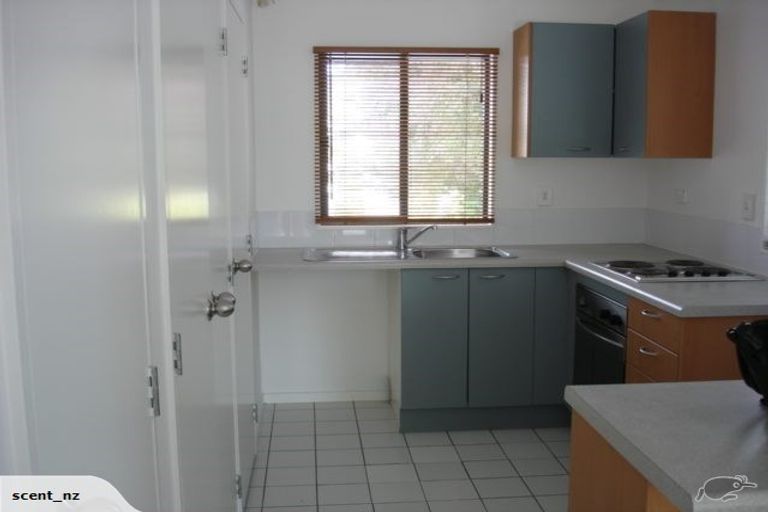 Photo of property in 9/6 John Jennings Drive, Oteha, Auckland, 0632