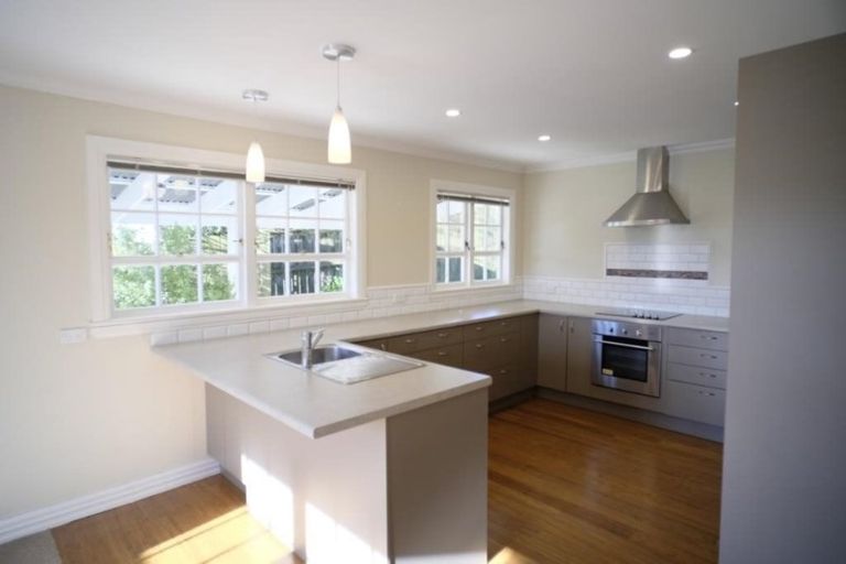 Photo of property in 28 Albatross Close, Whitby, Porirua, 5024