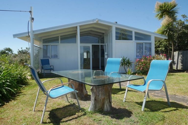 Photo of property in 25 Hemara Street, Waikanae Beach, Waikanae, 5036