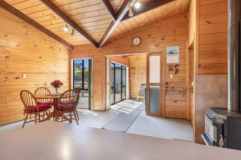 Photo of property in 17 Huia Street, Waikawa, Picton, 7220