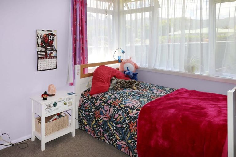 Photo of property in 5 Holyoake Crescent, Avalon, Lower Hutt, 5011