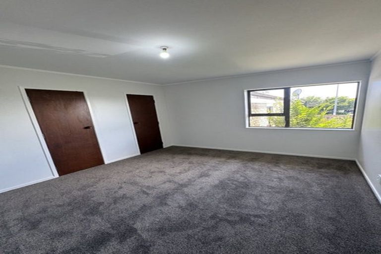 Photo of property in 2 Darlington Place, Glendene, Auckland, 0602