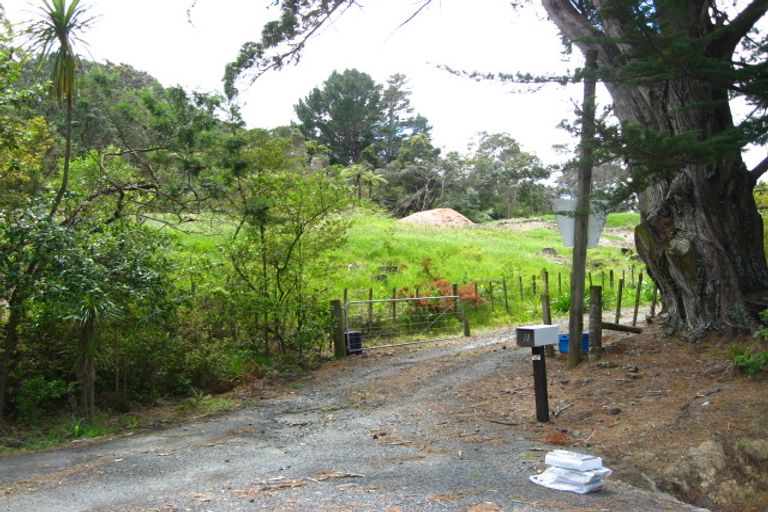 Photo of property in 10 Hobbs Road, Matakatia, Whangaparaoa, 0930