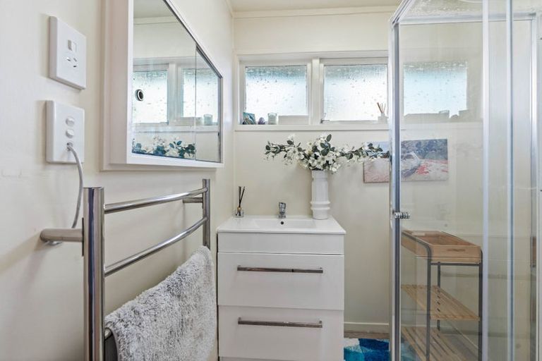 Photo of property in 1/32 Rosewarne Crescent, Glendene, Auckland, 0602