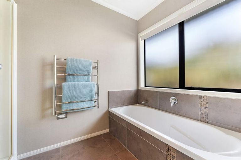 Photo of property in 17 Gavinike Place, Waimauku, 0812