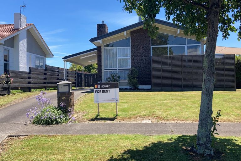 Photo of property in 15 Palliser Place, Milson, Palmerston North, 4414