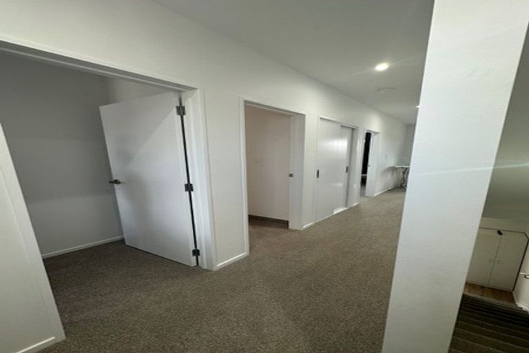 Photo of property in 33 Eileen Newey Place, Henderson, Auckland, 0612