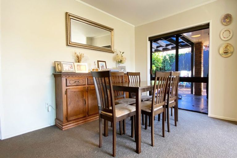 Photo of property in 10 St Simon Place, Botany Downs, Auckland, 2010