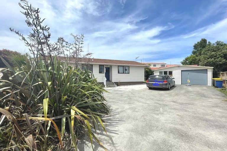 Photo of property in 100 Beach Road, Te Atatu Peninsula, Auckland, 0610
