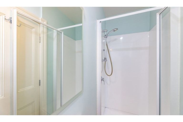 Photo of property in 2/96 Kerrs Road, Avonside, Christchurch, 8061