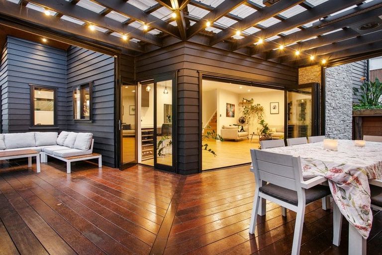 Photo of property in 18 Atkinson Road, Titirangi, Auckland, 0604