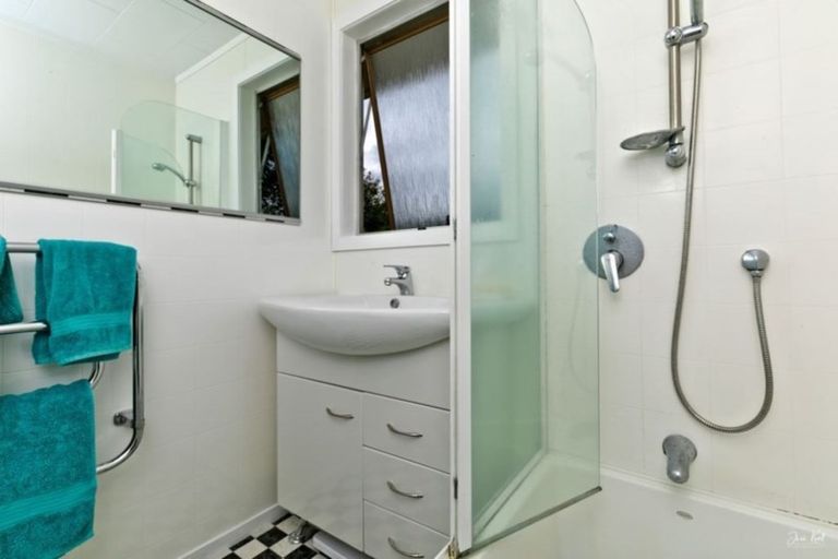 Photo of property in 33 Longreach Drive, Sunnyvale, Auckland, 0612