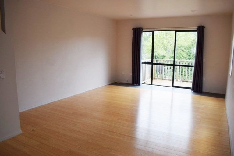 Photo of property in 10/10-26 John Jennings Drive, Oteha, Auckland, 0632