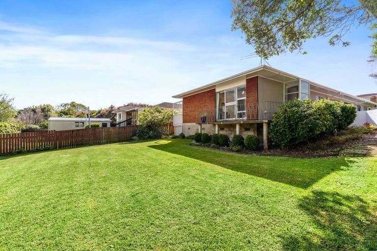 Photo of property in 2/4212a Great North Road, Glendene, Auckland, 0602