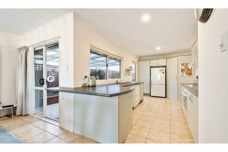 Photo of property in 37 Roys Road, Weymouth, Auckland, 2103