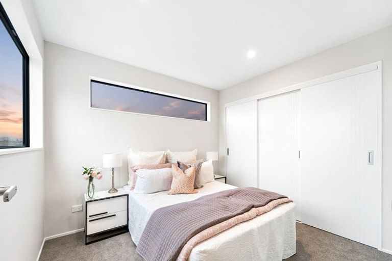 Photo of property in 2/33 Buscomb Avenue, Henderson, Auckland, 0610