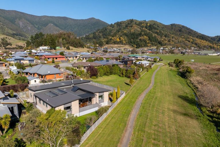 Photo of property in 21 Glentui Place, Waikawa, Picton, 7220