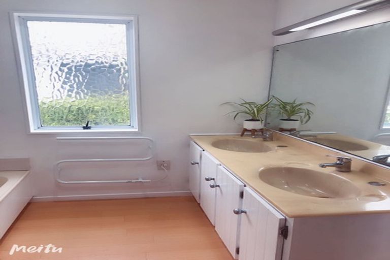 Photo of property in 2/6 Bellbird Rise, Murrays Bay, Auckland, 0630