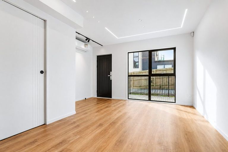 Photo of property in 12f Hewlett Road, Massey, Auckland, 0614