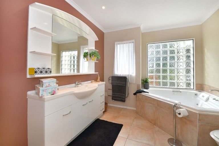 Photo of property in 32 D'oyly Drive, Stanmore Bay, Whangaparaoa, 0932