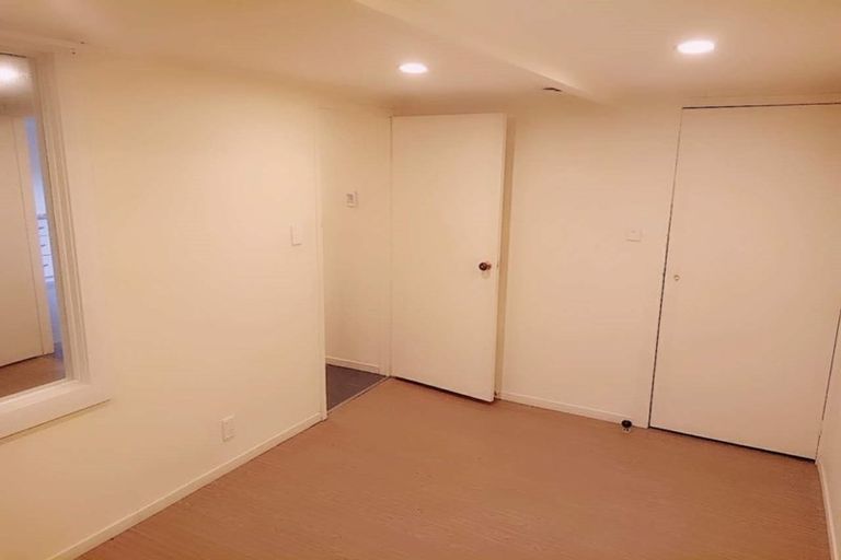 Photo of property in 1/288 East Coast Road, Forrest Hill, Auckland, 0620