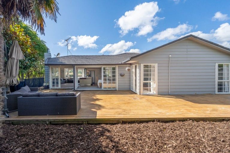 Photo of property in 8 Kerry Dell, Cockle Bay, Auckland, 2014