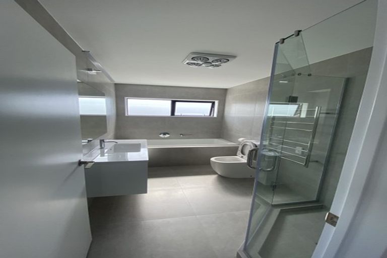 Photo of property in 32a Tupaki Place, Pakuranga Heights, Auckland, 2010