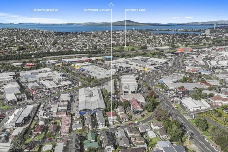 Photo of property in 1/5 Woodall Place, Totara Vale, Auckland, 0627