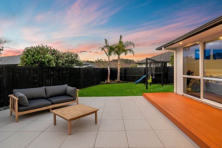 Photo of property in 18 Huntington Park Drive, Greenhithe, Auckland, 0632