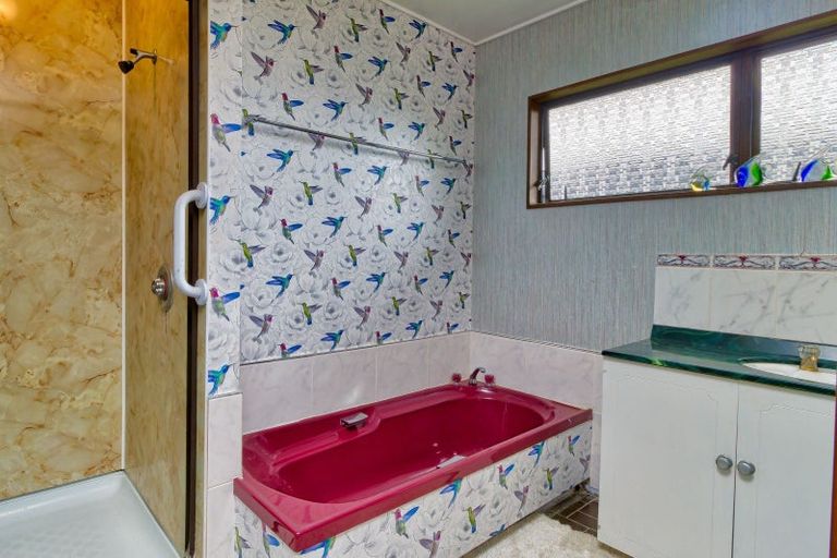 Photo of property in 11 Deakin Place, Clive, 4102