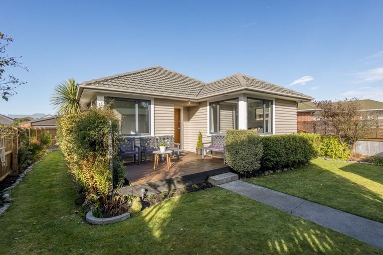Photo of property in 32 Farquhars Road, Redwood, Christchurch, 8051