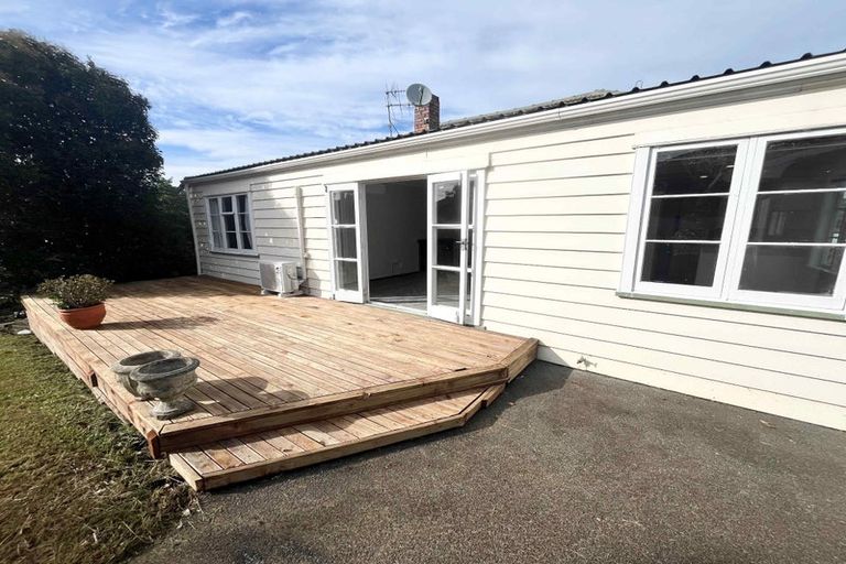 Photo of property in 2 Kohekohe Street, New Lynn, Auckland, 0600