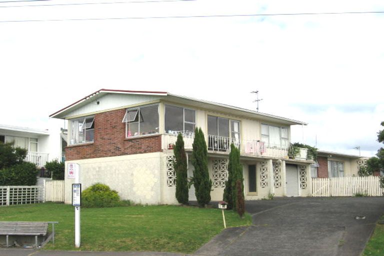 Photo of property in 1/74 Sylvan Avenue, Northcote, Auckland, 0627